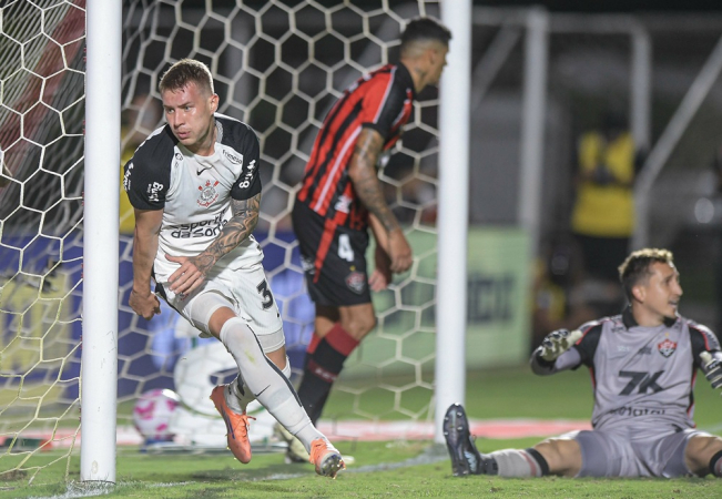 Charles comemora após marcar o gol da vitória do Corinthians sobre o Vitória no Salvador