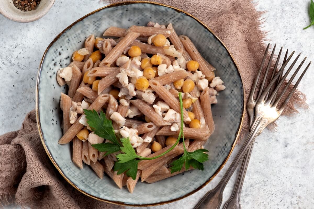 Penne integral com frango e grão-de-bico 