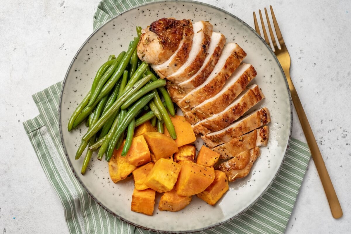 Frango grelhado com vagem e batata-doce laranja<br />
