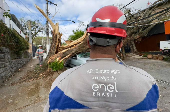 Funcionários da Enel trabalham no restabelecimento da energia elétrica, nesta terça-feira (23), no bairro do Sumaré