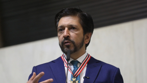 O prefeito de São Paulo, Ricardo Nunes, é agraciado com a Medalha de Honra ao Mérito em um evento organizado pela deputada Carla Morano, na Assembleia Legislativa do Estado de São Paulo