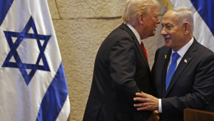 O presidente dos Estados Unidos, Donald Trump (E), conversa com o primeiro-ministro de Israel, Benjamin Netanyahu, no parlamento israelense, o Knesset, em Jerusalém