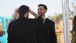 Uma foto de distribuição disponibilizada pelo Gabinete de Imprensa do Governo Israelense mostra Gali (D) e Ziv Berman na base militar israelense de Re'im, Israel, em 13 de outubro de 2025, após sua libertação pelo Hamas como parte do acordo de cessar-fogo entre Israel e o Hamas EFE/EPA/GABINETE DE IMPRENSA DO GOVERNO ISRAELENSE FOLHETO USO EDITORIAL SOMENTE/VENDAS NÃO ACEITAS