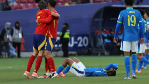 Jogadores do Brasil lamentam a derrota enquanto os atletas da Espanha comemoram vitória ao final da partida válida pelo Grupo C da Copa do Mundo Sub-20