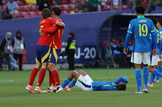 Jogadores do Brasil lamentam a derrota enquanto os atletas da Espanha comemoram vitória ao final da partida válida pelo Grupo C da Copa do Mundo Sub-20