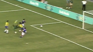 Após Dida e Aldair se atrapalharem, o gol fica aberto para o japonês Ito marcar e definir a vitória de sua seleção em Miami, na Olimpíada de 1996