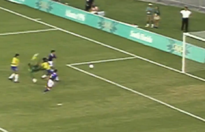 Após Dida e Aldair se atrapalharem, o gol fica aberto para o japonês Ito marcar e definir a vitória de sua seleção em Miami, na Olimpíada de 1996