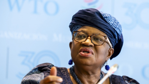 A nigeriana Ngozi Okonjo-Iweala, diretora-geral da Organização Mundial do Comércio (OMC), fala à imprensa sobre o relatório "Perspectivas e estatísticas do comércio global - atualização de outubro de 2025" durante uma coletiva de imprensa na sede da OMC em Genebra, Suíça, em 7 de outubro de 2025. (Suiza, Genebra) EFE/EPA/SALVATORE DI NOLFI