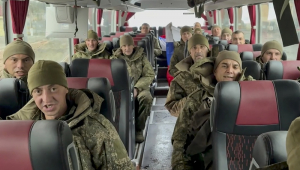 Imagem retirada de um vídeo distribuído pelo Serviço de Imprensa do Ministério da Defesa da Rússia mostra militares russos sentados em um ônibus após serem libertados em uma troca de prisioneiros entre a Rússia e a Ucrânia