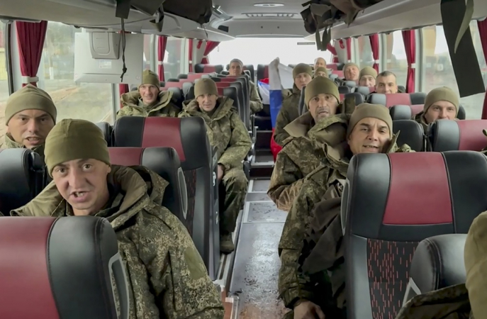 Imagem retirada de um vídeo distribuído pelo Serviço de Imprensa do Ministério da Defesa da Rússia mostra militares russos sentados em um ônibus após serem libertados em uma troca de prisioneiros entre a Rússia e a Ucrânia