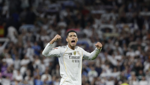 O meio-campista Jude Bellingham, do Real Madrid, comemora a vitória sobre o Barcelona
