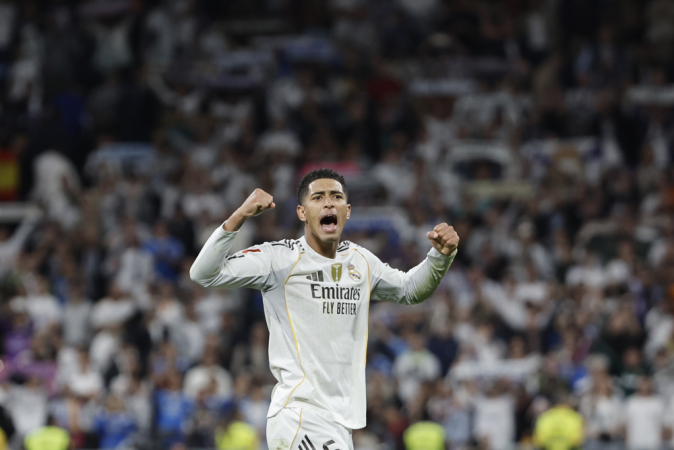 O meio-campista Jude Bellingham, do Real Madrid, comemora a vitória sobre o Barcelona