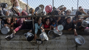 Palestinos deslocados internos se reúnem em frente a uma cozinha beneficente para receber rações limitadas em meio à escassez de alimentos, em Khan Younis, sul da Faixa de Gaza, 30 de maio de 2025 (reeditado em 6 de outubro de 2025). 7 de outubro de 2025 marca dois anos desde que o grupo militante palestino Hamas lançou um ataque surpresa contra Israel, fazendo dezenas de reféns e matando quase 1.200 pessoas. Em resposta, Israel iniciou sua guerra contra Gaza, que já matou mais de 66.000 pessoas, deslocou milhões e destruiu o enclave palestino. EFE/EPA/HAITHAM IMAD