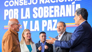 Presidente venezuelano Nicolás Maduro conversa com a primeira-dama Cilia Flores e o negociador-chefe do governo venezuelano, Jorge Rodríguez, durante evento governamental, em Caracas
