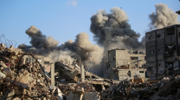 Fuma&ccedil;a sobe ap&oacute;s um ataque israelense que teve como alvo um pr&eacute;dio no campo de refugiados palestinos de Bureij, no centro da Faixa de Gaza