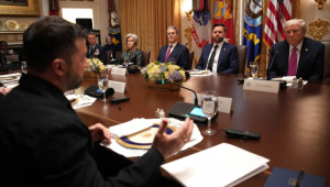 Presidente ucraniano Volodymyr Zelensky observa durante reunião com o presidente dos EUA, Donald Trump, e membros de seu gabinete na Casa Branca
