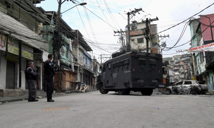 Rio de Janeiro entra em estágio 2 de atenção, o que significa risco de ocorrência de alto impacto, por conta da operação das polícias Militar e Civil deflagrada nesta terça-feira (28), na região dos complexos da Penha e do Alemão