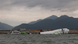 Avião cargueiro permanece na água após derrapar na pista do Aeroporto Internacional de Hong Kong