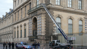 Policiais franceses ao lado de um elevador de móveis usado por ladrões para entrar no Museu do Louvre