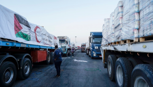 Caminhões de ajuda humanitária fazem fila para entrar na fronteira de Rafah, entre o Egito e a Faixa de Gaza