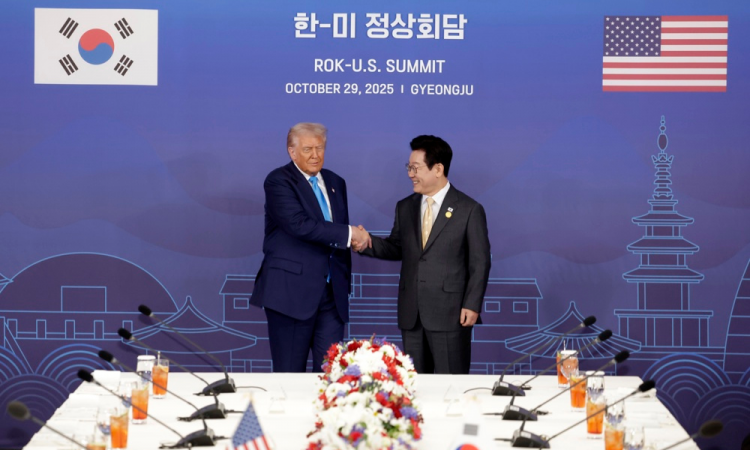 Presidente sul-coreano Lee Jae-myeung e o presidente dos EUA Donald Trump apertam as mãos antes de suas conversas, no Museu Nacional em Gyeongju