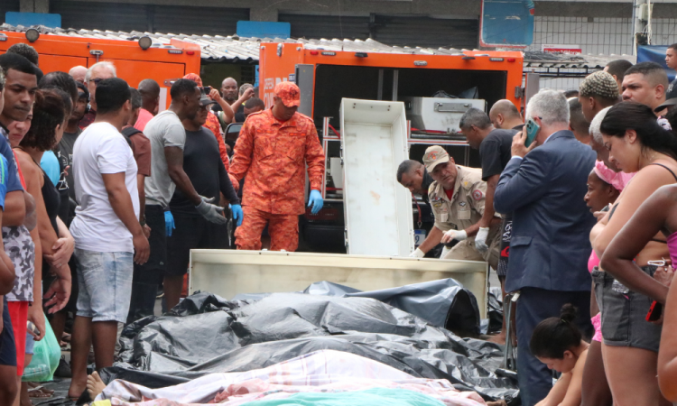 Moradores da comunidade transportam dezenas de corpos para a Praça São Lucas, um dia após a região ter sido palco da operação policial mais letal já registrada no estado