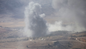 Fumaça sobe após um ataque aéreo israelense nos arredores da vila de Ej Jarmaq, no sul do Líbano