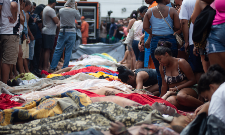 Moradores da comunidade transportam dezenas de corpos para a Praça São Lucas, um dia após a região ter sido palco da operação policial mais letal já registrada no estado
