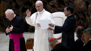 Papa Leão XIV acena durante audiência com os peregrinos que chegaram por ocasião da canonização, no Vaticano