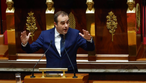 Primeiro-ministro francês, Sébastien Lecornu, discursa durante sessão de voto de desconfiança contra seu governo na Assembleia Nacional Francesa, em Paris