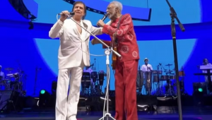 Gilberto Gil recebe Roberto Carlos no palco de seu show realizado no Allianz Parque, em São Paulo