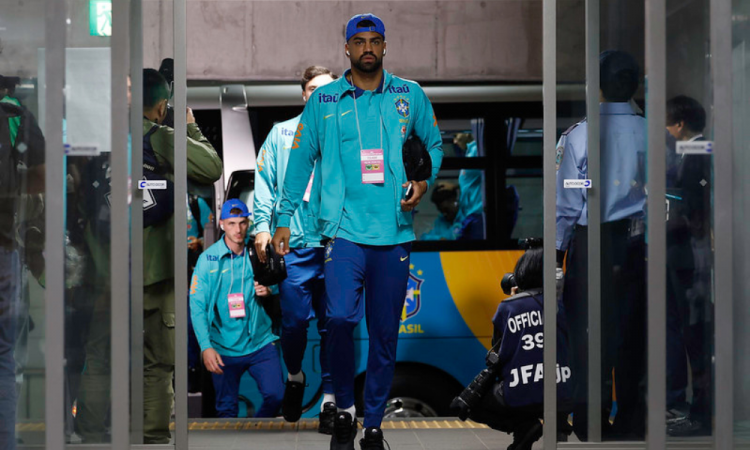Fabrício Bruno, durante chegada da seleção para o amistoso contra o Japão