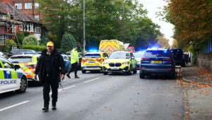 Quatro pessoas ficaram feridas em um atropelamento seguido de ataque com faca do lado de fora de uma sinagoga em Manchester, no Reino Unido