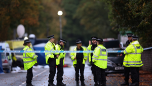 Uma das duas vítimas do ataque terrorista de quinta-feira (2) em uma sinagoga em Manchester, no noroeste do Reino Unido, foi morta por tiros de policiais