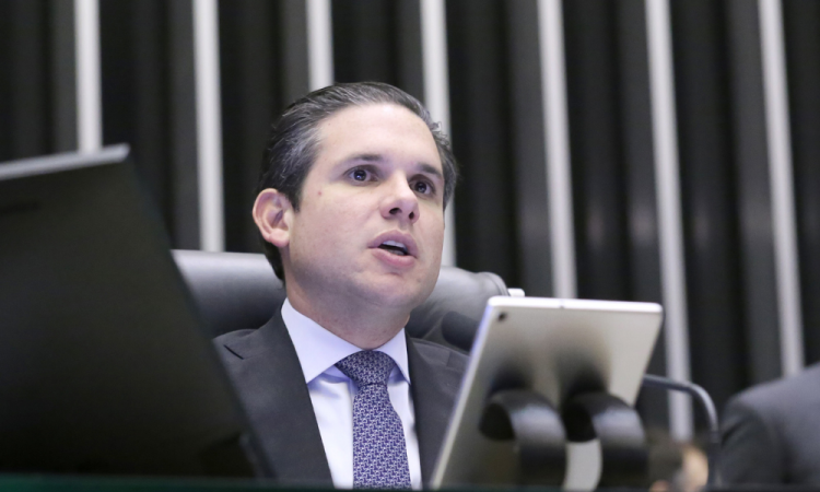 Presidente da Câmara, Hugo Motta, afirma que pretende pautar na próxima semana o projeto que torna hediondo o crime de adulteração de bebidas alcoólicas e de alimentos