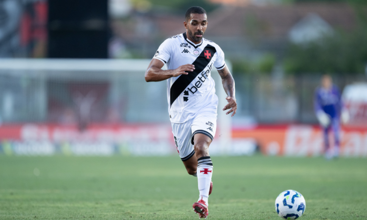 Paulo Henrique, um dos destaques do Vasco no Campeonato Brasileiro, é convocado pelo técnico Carlo Ancelotti para os amistosos da seleção brasileira