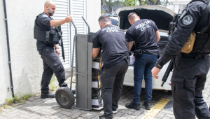 Bebidas de vários estabelecimentos são apreendidas, neste sábado (04), para análise no Rio de Janeiro