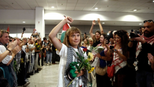 Ativista sueca Greta Thunberg levanta o punho ao chegar entre 134 cidadãos de 15 países europeus da Flotilha da Cúpula Global, em Spata, perto de Atenas, Grécia