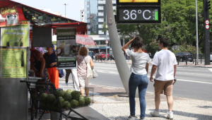 Pedestres enfrentam sol forte e calor no viaduto Santa Generosa, próximo à Estação Paraíso, na região centro-sul de São Paulo, no início da tarde desta segunda-feira, 6 de outubro de 2025
