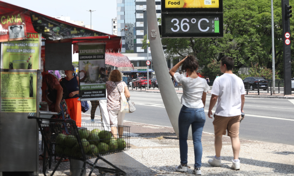 Pedestres enfrentam sol forte e calor no viaduto Santa Generosa, próximo à Estação Paraíso, na região centro-sul de São Paulo, no início da tarde desta segunda-feira, 6 de outubro de 2025