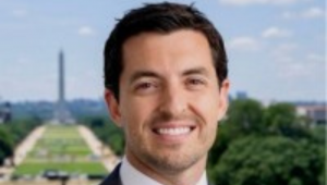 Departamento do Tesouro dos EUA anuncia Derek Theurer para um dos cargos mais altos da pasta