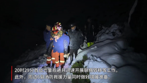 Pelo menos 350 pessoas que faziam trilhas no Tibete foram evacuadas 'sãs e salvas' após uma tempestade de neve atingir a área ao redor do Monte Everest