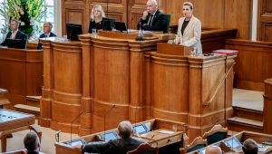 Primeira-ministra dinamarquesa, Mette Frederiksen, discursa durante a abertura do Parlamento dinamarquês no Palácio de Christiansborg, em Copenhague