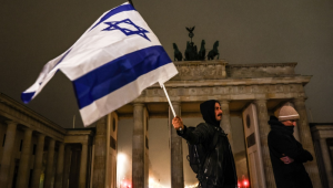 Pessoas participam de uma vigília memorial para marcar o segundo aniversário do ataque do Hamas contra Israel, em frente ao Portão de Brandemburgo, em Berlim