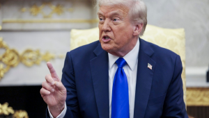 Donald Trump se encontra com o primeiro-ministro canadense, Mark Carney (não mostrado na foto), no Salão Oval da Casa Branca, em Washington