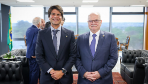 Presidente do STF, ministro Edson Fachin (à direita), e o deputado federal Pedro Paulo (à esquerda), relator da reforma, que está em tramitação na Câmara