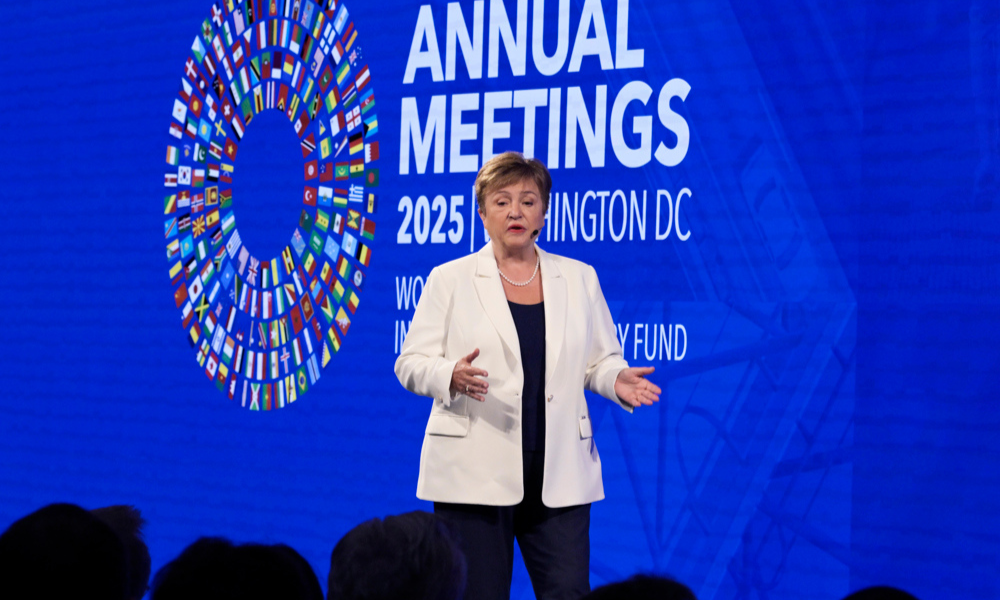 FMI diz que economia mundial avança ‘melhor do que o esperado’, mas incerteza permanece