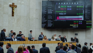 Câmara de São Paulo aprova em primeiro turno o projeto de lei que prevê o reajuste nos valores do IPTU, por 28 votos favoráveis contra 19 contrários