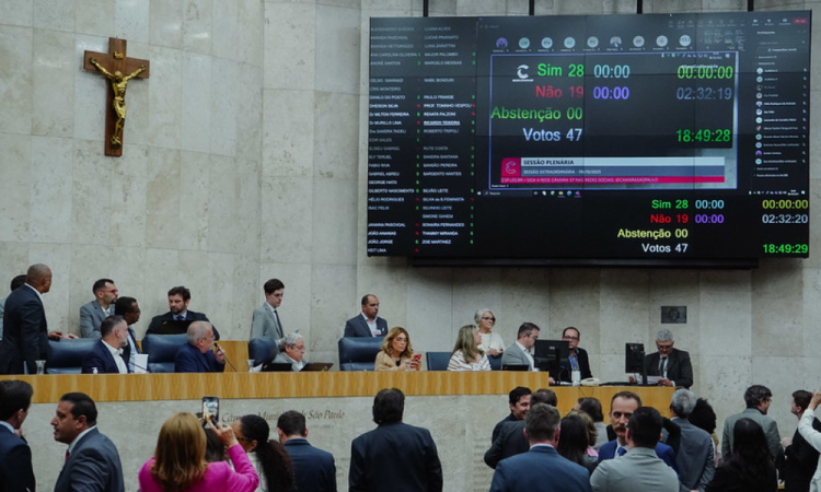 Câmara de São Paulo aprova em primeiro turno o projeto de lei que prevê o reajuste nos valores do IPTU, por 28 votos favoráveis contra 19 contrários