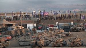 Soldados israelenses ao lado de seus tanques em um local de reunião após a retirada da Faixa de Gaza, após o acordo entre Israel e o Hamas